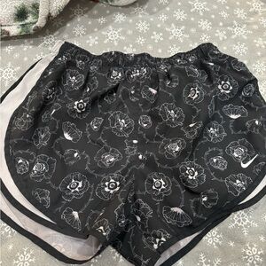 Ladies Nike shorts. Size L